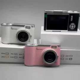 Flip high-definition 4K digital camera, 2.4-inch rotating screen, professional photo and video shooting, button operated video and photo shooting, suitable for beginners to start using CCD card machine. Suitable for Vlog beginners, comes with